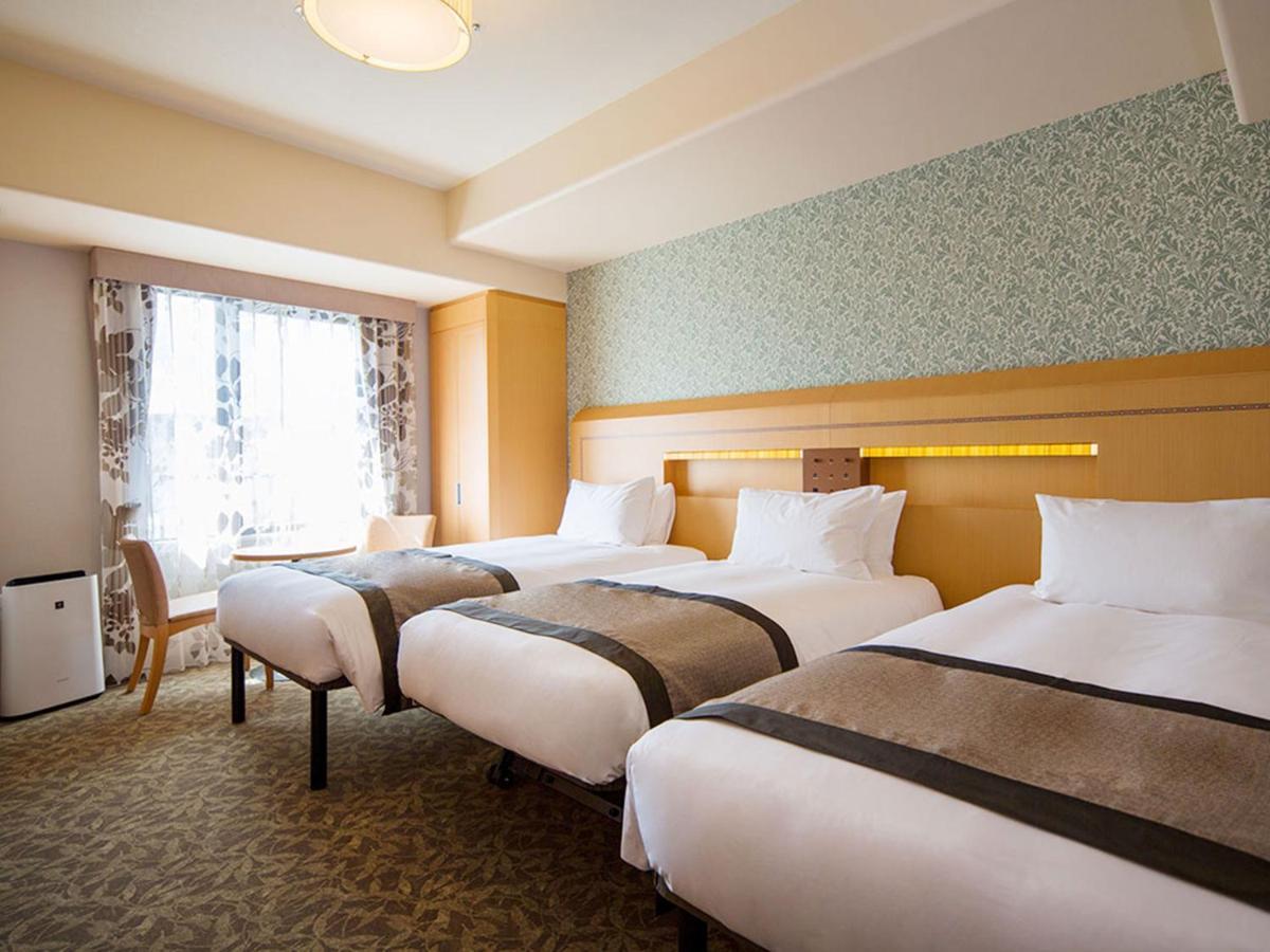 Monterey 4*